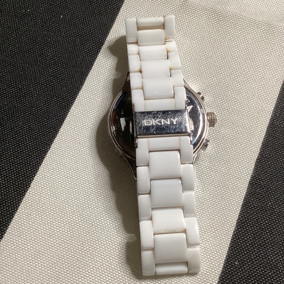 DKNY Women’s Watch White Silver-tone (NY-4985) - Picture 4 of 13